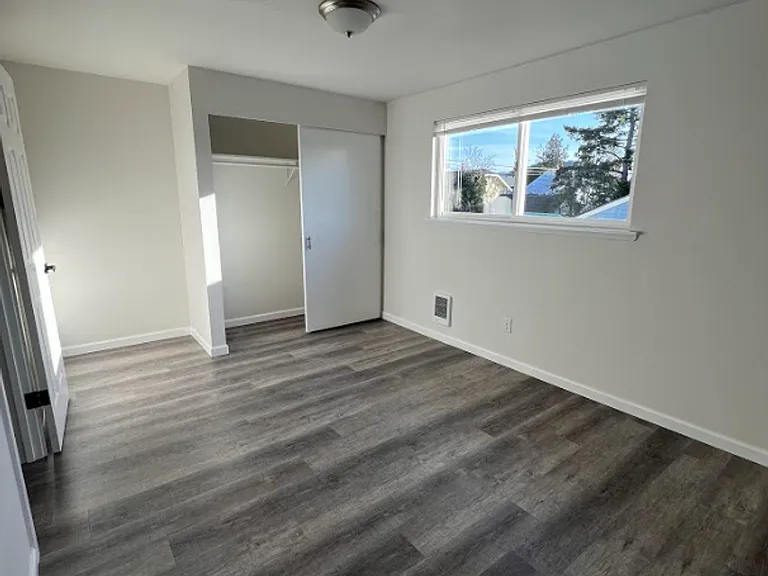 902 E Division St — Photo 8