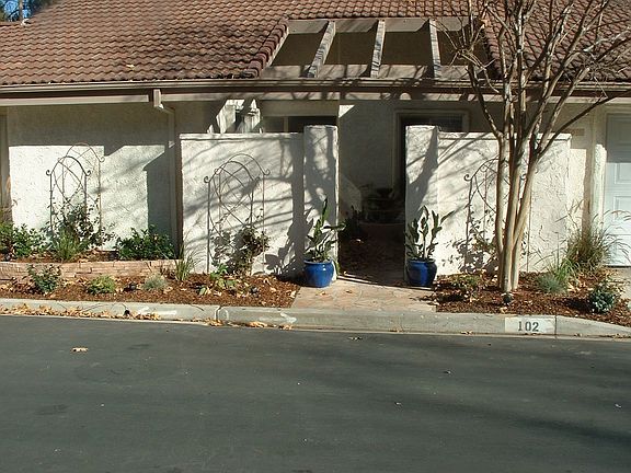 2nd image of 102 N Rosehedge Ln