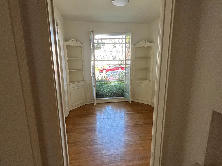 141 1/2 S Sweetzer Ave — Photo 8