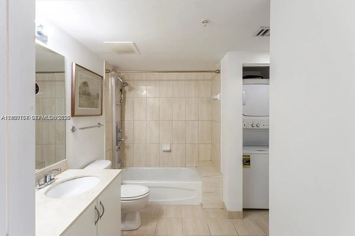 Opera Tower Condo — Photo 4