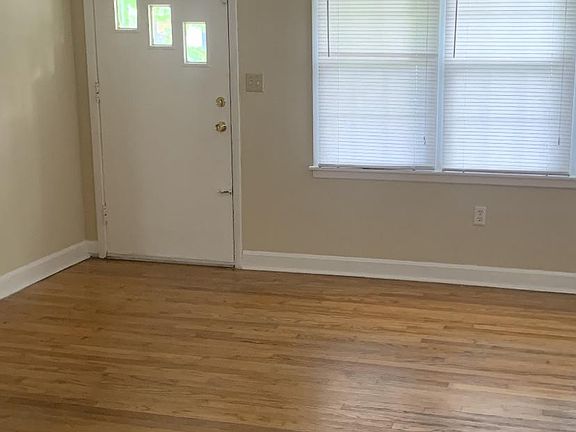 4th image of 38 Waverly Dr
