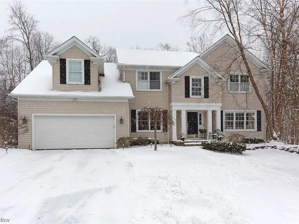 144 Holly Ln, Chagrin Falls, OH 44022