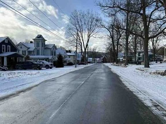 Exterior Neighborhood (street photo)