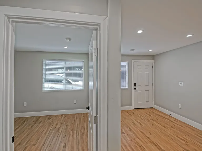 1923 Vanderbilt Ln — Photo 18
