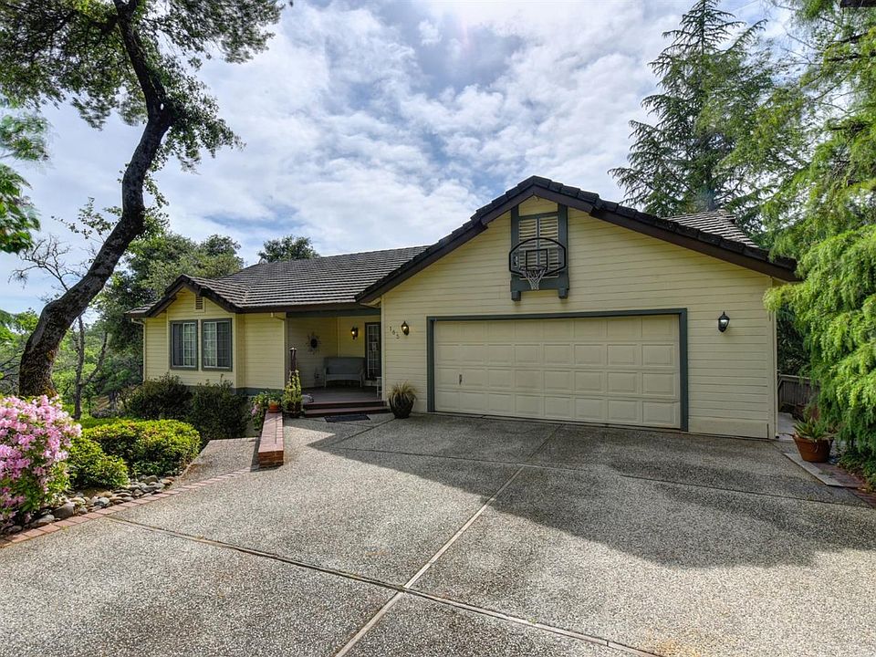 1st image of 165 Hidden Creek Dr