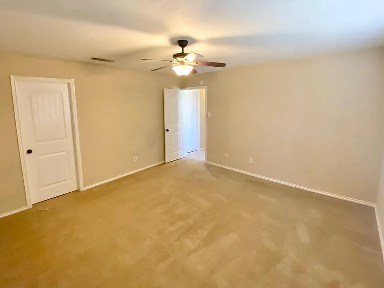 2011 Newton Dr — Photo 6