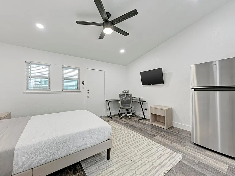 2302 Leon St #6 — Photo 7