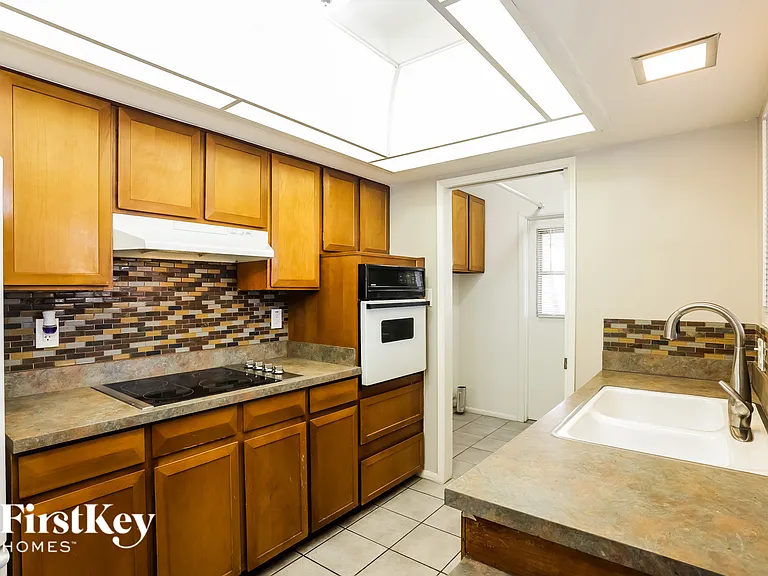9047 N 36th Dr — Photo 5