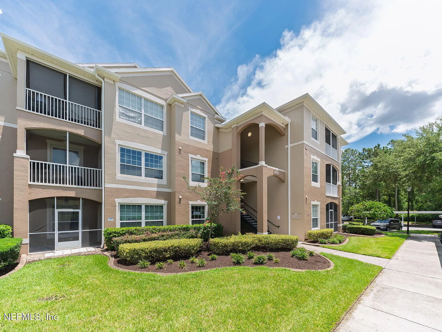 2 bed, 2.0 bath, 1050 sqft, $1,800 — Photo 2