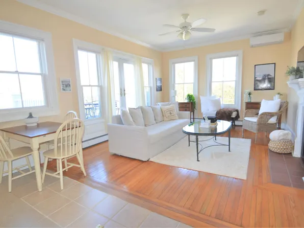 398 Wolcott Ave APT 4, Middletown, RI 02842