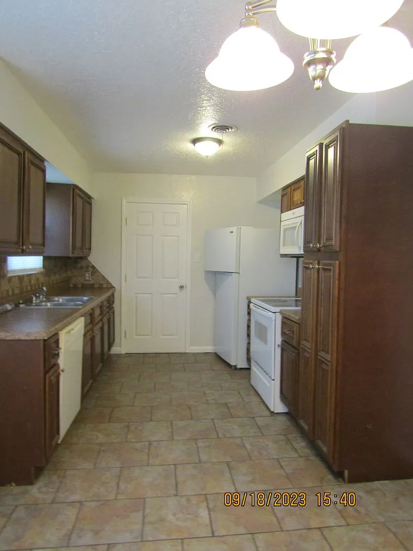 Very nice 4 bedroom home located in the Heinz area! No Pet Home! — Photo 4