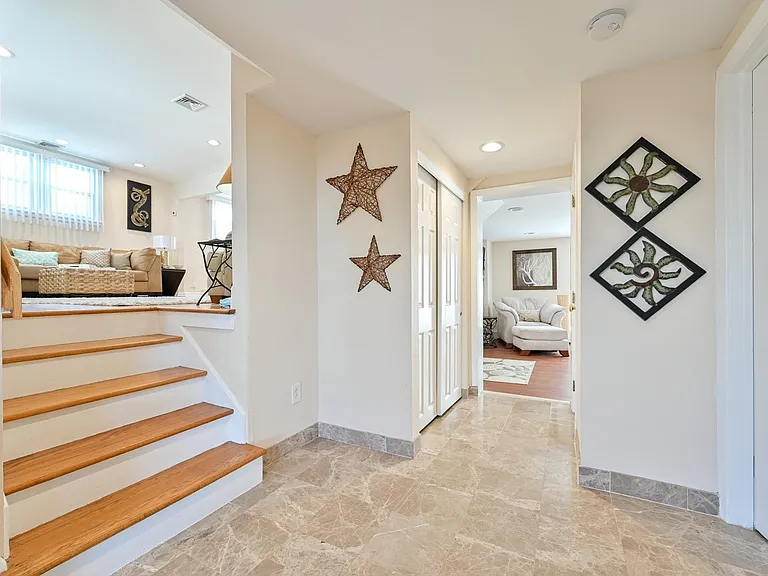 100 N Argyle Ave — Photo 2