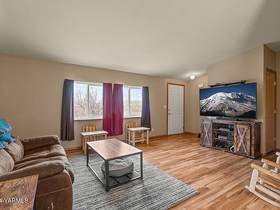 3rd image of 211 Sagewood Dr