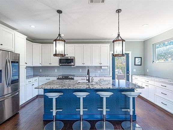 5th image of 410 N Summit Ridge Dr
