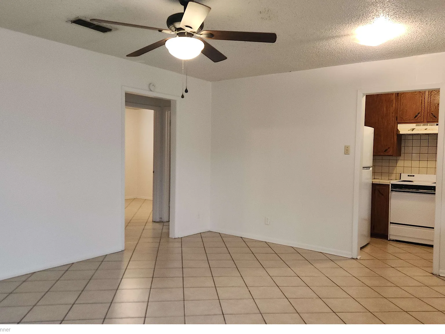 105 E Cardinal Ln — Photo 2
