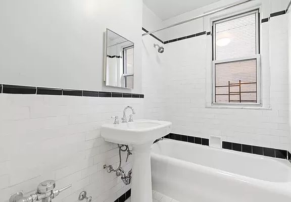 4th image of 108 E 91st St APT 6D