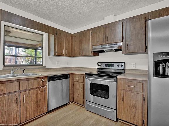 4th image of 1555 Lake Clay Dr