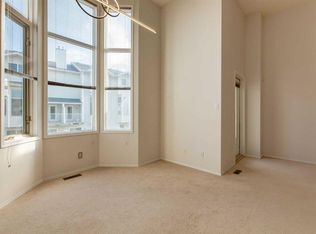 318 N Hawkstone Mnr NW, Calgary, AB T3G 3X2