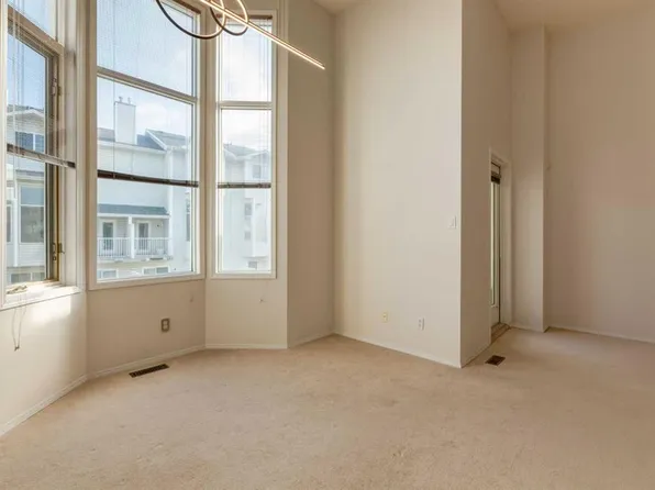 318 N Hawkstone Mnr NW, Calgary, AB T3G 3X2