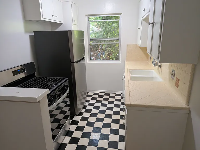 132 S Hayworth Ave #8 — Photo 10