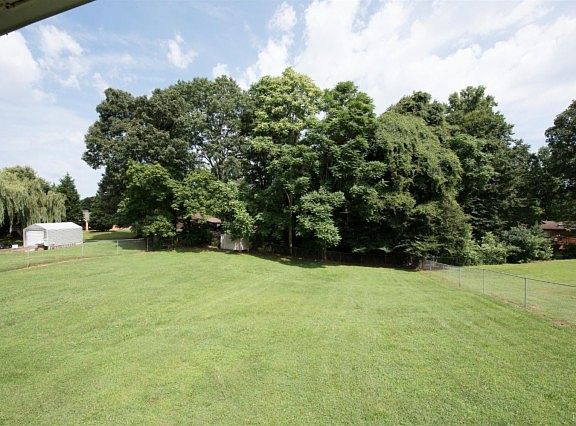 5th image of 248 Laurel Dr