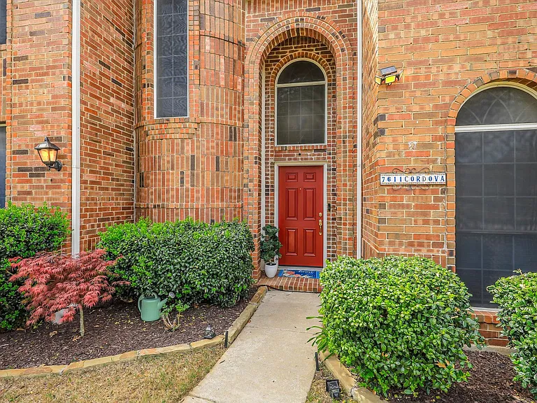 7611 Cordova Dr — Photo 2