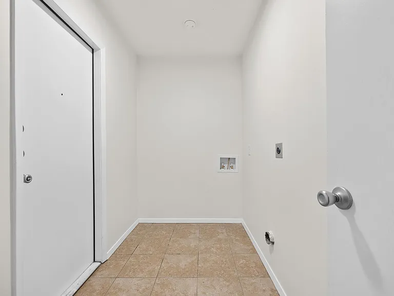 8600 Hathaway Dr — Photo 19