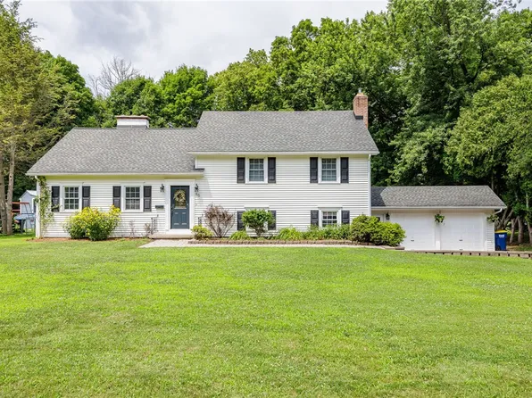 55 Cobbles Dr, Penfield, NY 14526