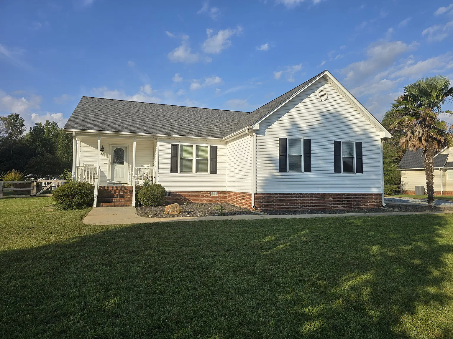3 bed, 1350 sqft, $2,100 — Photo 2