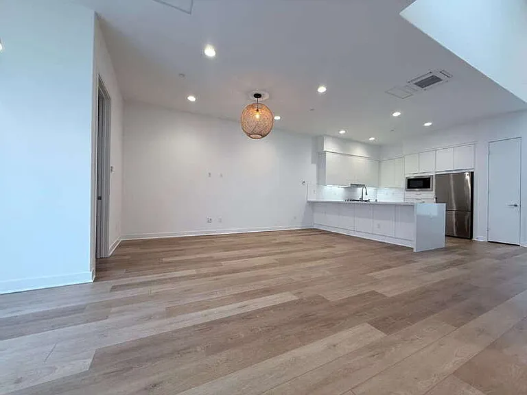 10917 1/2 Otsego St — Photo 7