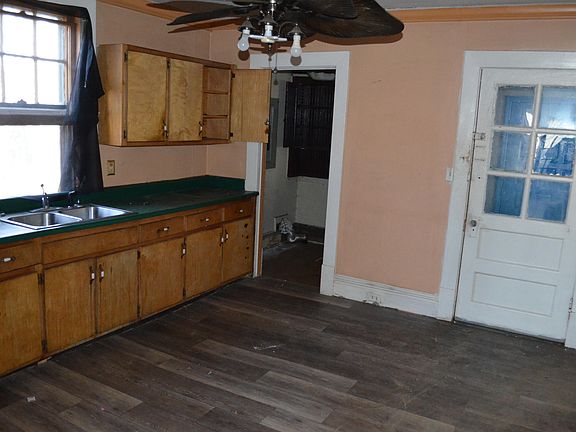 5th image of 940 Fort Wood St