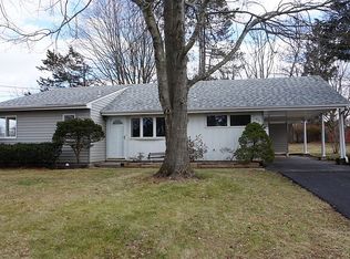 60 Kendall Rd, Kendall Park, NJ 08824