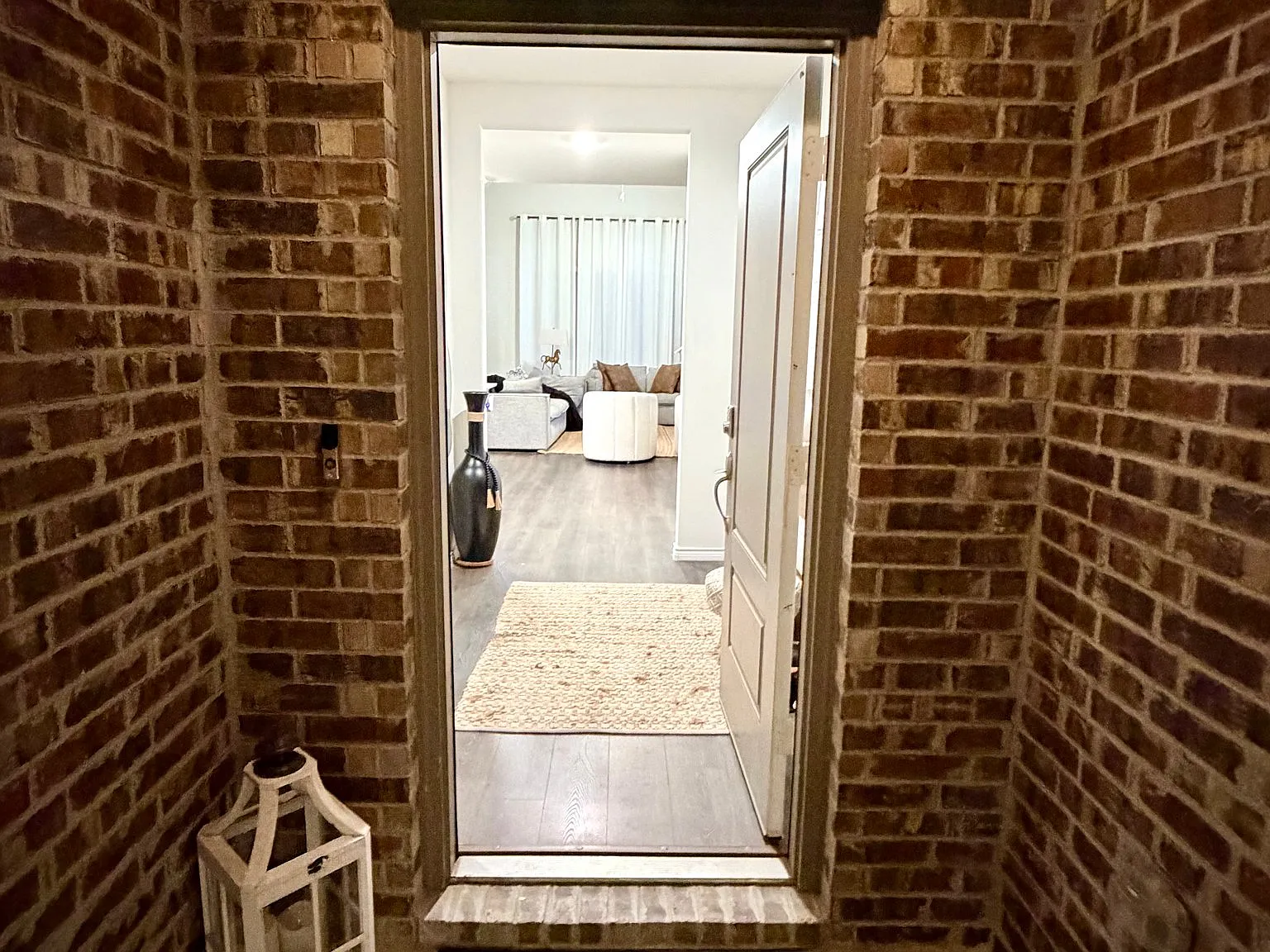 High Ceilings Brand New House — Photo 4