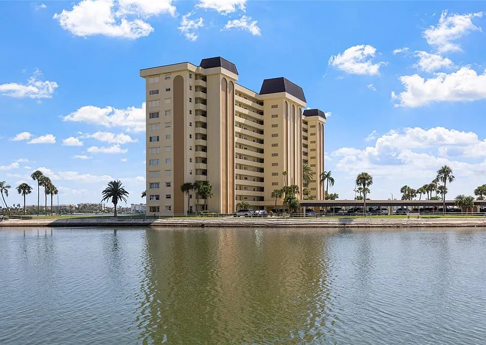 4775 Cove Cir #202