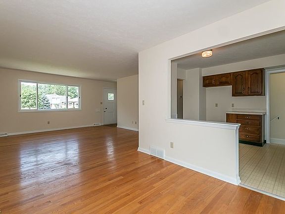 5th image of 35800 Glen Dr