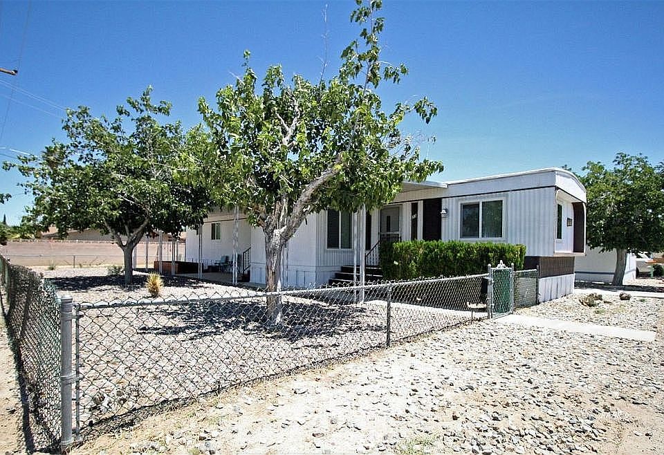 Large zero-scape corner lot!