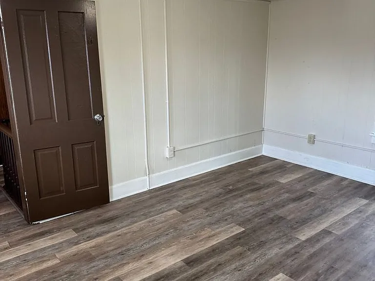327 N Centre St — Photo 22