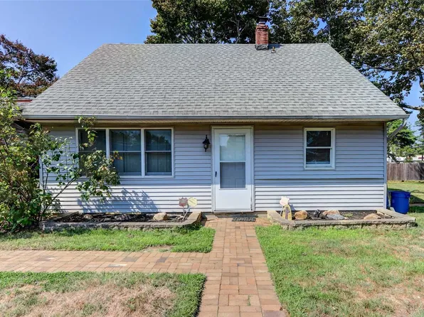 569 Beech St, North Babylon, NY 11703