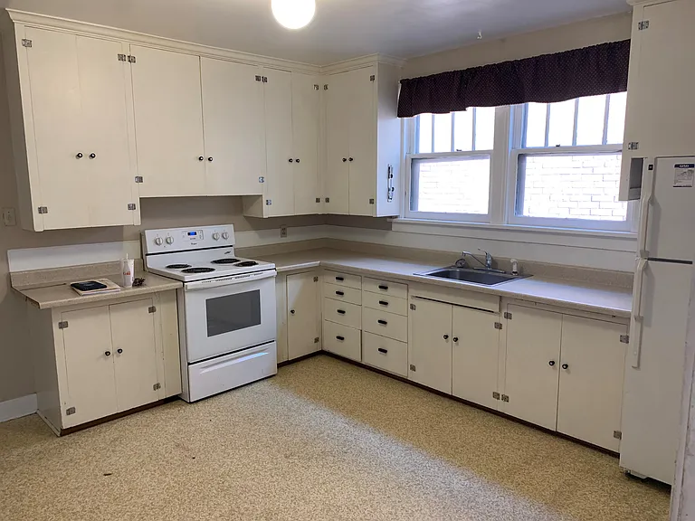 408 E Broadway St — Photo 3