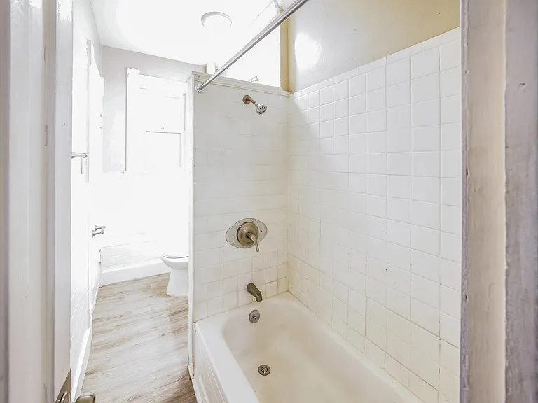 831323_027_main_bathroom_13459841.jpg