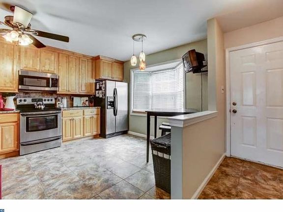 4th image of 563 Applewood Ct