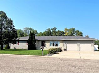 1410 6th Ave SE, Rugby, ND 58368