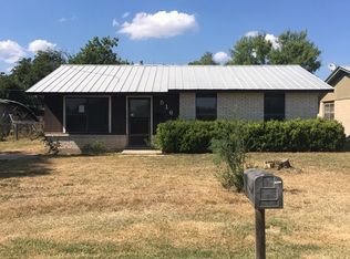 516 E Pacific St, Uvalde, TX 78801