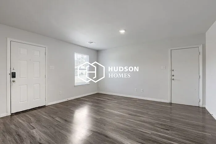 3 bed, 2.0 bath, 876 sqft, $975 — Photo 3