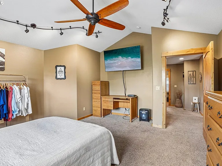 286 SE Condor Dr — Photo 34