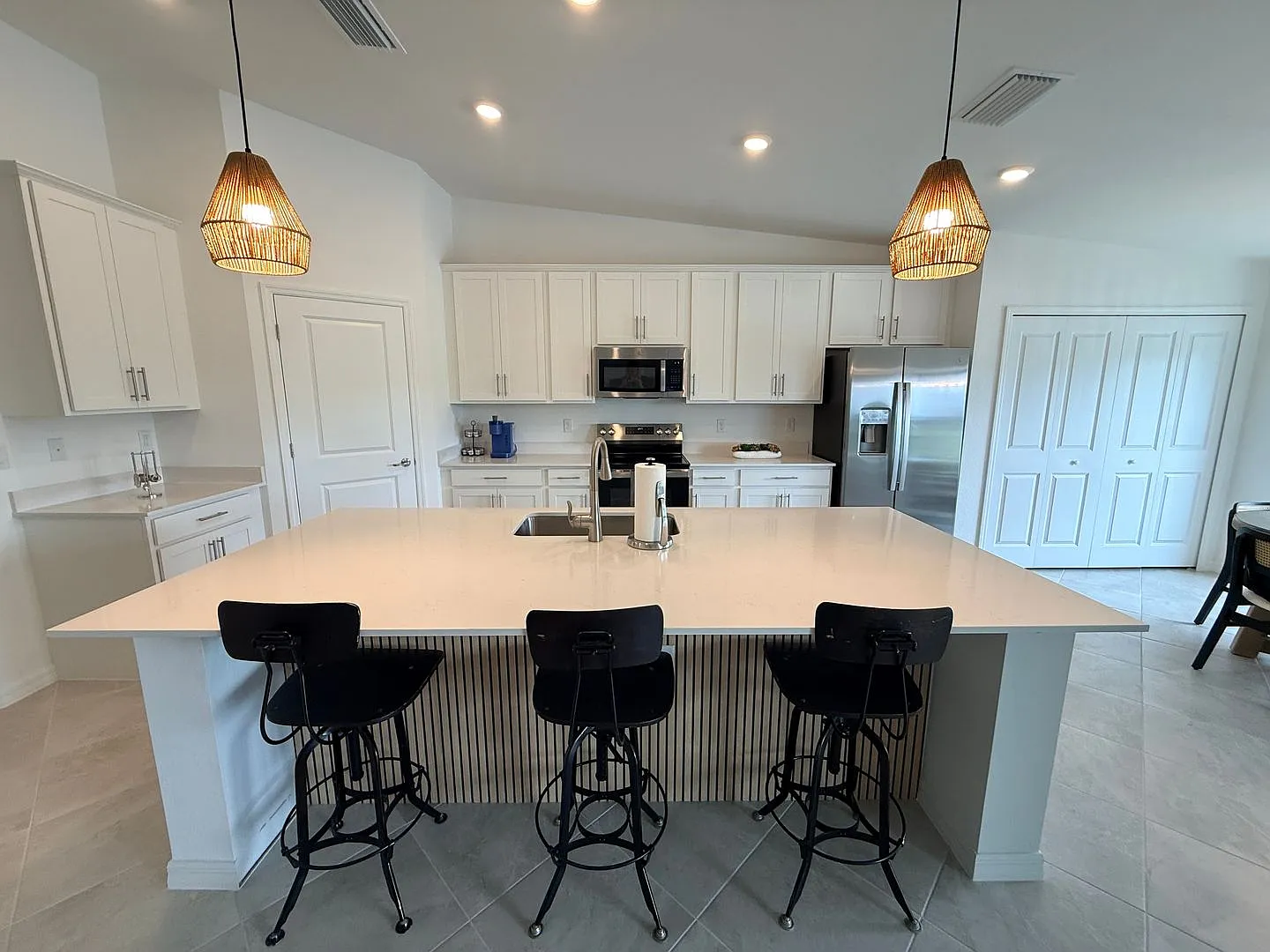 Beautifully Furnished Second-Floor Coach Home in the New Webb's Reserve Golf & Country Club Golf ... — Photo 4