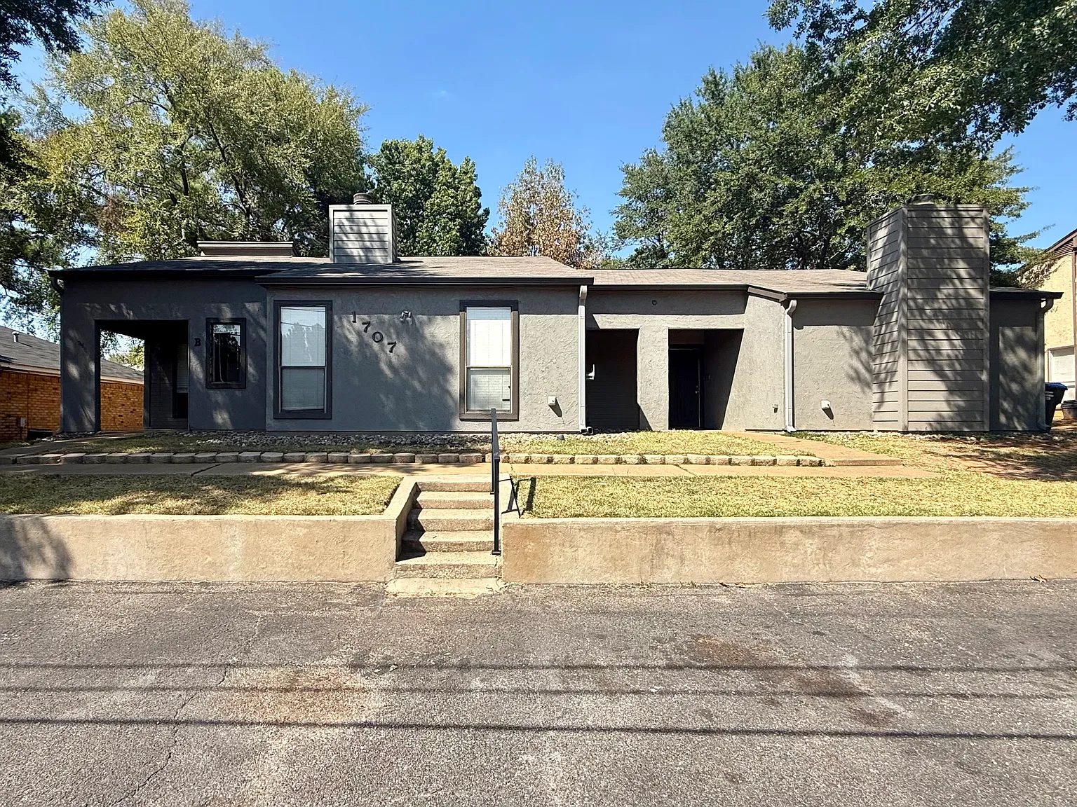 2 bed, 1.5 bath, 1400 sqft, $1,300 — Photo 2