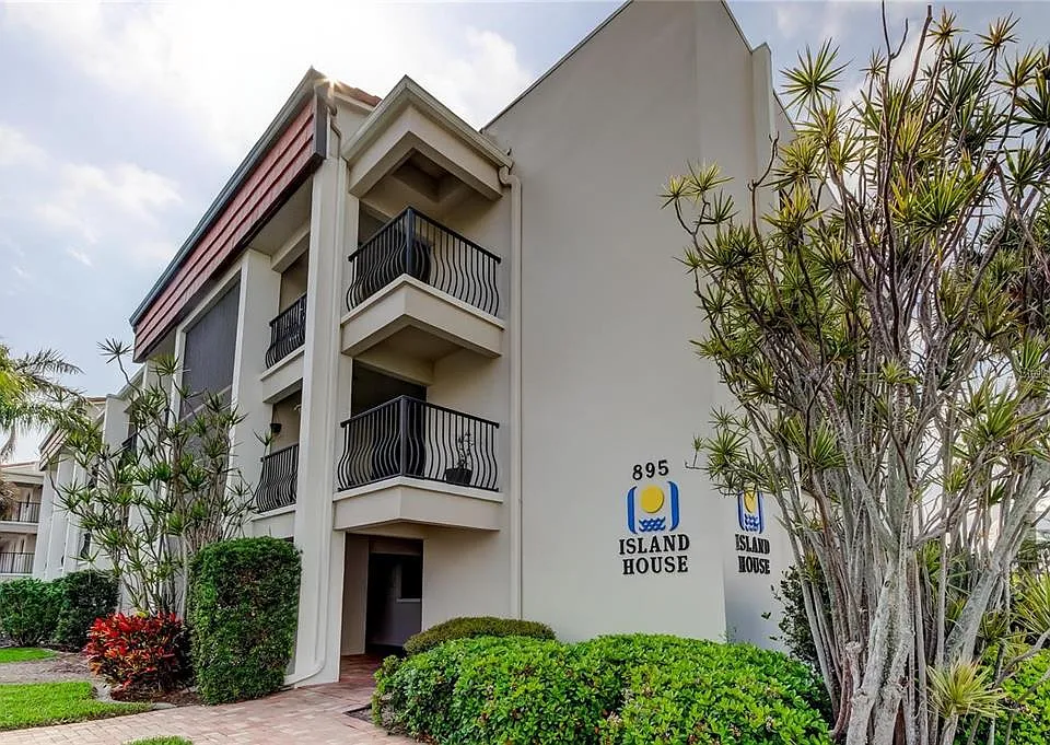 895 S Gulfview Blvd #303
