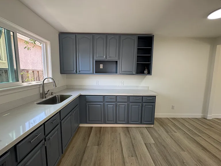 610 E Saint James St — Photo 10