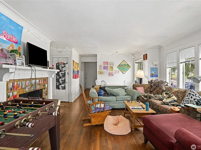 5046 19th Ave NE #M — Photo 2